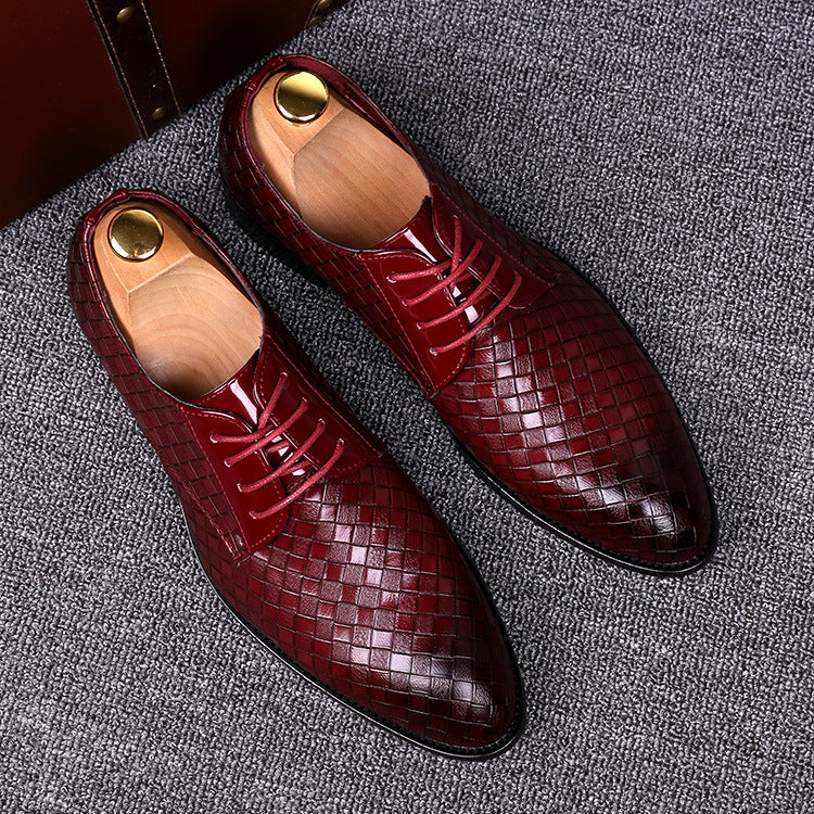 أحذية رجالية عصرية بمقدمة مدببة باللون الأحمر